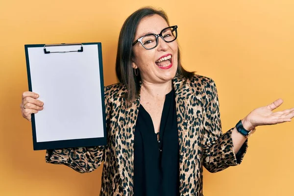 Hispanische Frau Mittleren Alters Hält Klemmbrett Mit Leerzeichen Und Feiert — Stockfoto