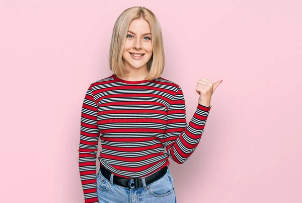 Ung Blond Kvinna Klädd Avslappnade Kläder Leende Med Glada Ansikte — Stockfoto