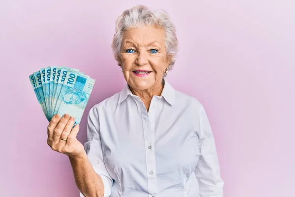 100 브라질리아 사람을 나이많은 긍정적 행복하게 모습의 지폐들 자신있는 미소를 — 스톡 사진