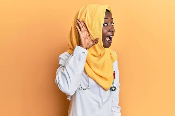 Vacker Afrikansk Ung Kvinna Klädd Läkaruniform Och Hijab Ler Med — Stockfoto