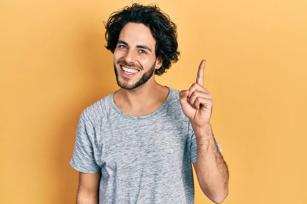 Knappe Spaanse Man Met Casual Grijs Shirt Die Glimlacht Met — Stockfoto