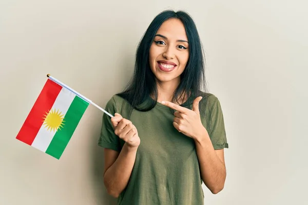 Jong Hispanic Meisje Met Kurdistan Vlag Lachend Gelukkig Wijzend Met — Stockfoto