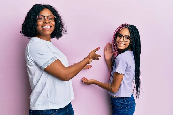 Gyönyörű Afro Amerikai Anya Lánya Visel Alkalmi Ruhák Poharak Meghívó — Stock Fotó