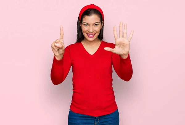 Ung Latinamerikansk Kvinna Klädd Casual Kläder Visar Och Pekar Upp — Stockfoto