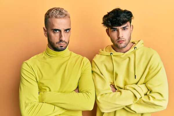 Eşcinsel Eşcinsel Çift Sarı Giysiler Içinde Kuşkucu Gergin Bir Şekilde — Stok fotoğraf