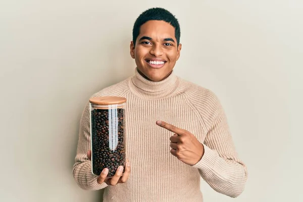 Homem Hispânico Bonito Jovem Segurando Jarra Com Grãos Café Sorrindo — Fotografia de Stock