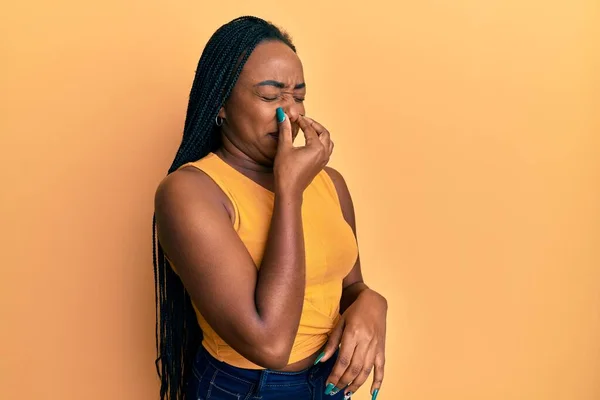 아프리카 미국인 여성은 손가락을 수없는 악취가 역겨운 냄새를 맡았다 — 스톡 사진