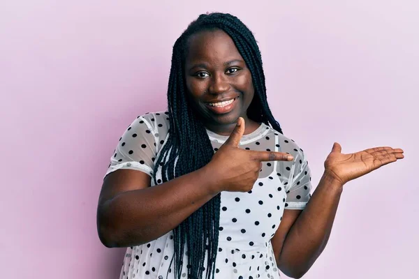 Saçları Örgülü Genç Siyahi Kadın Kameraya Hayret Ediyor Gülümsüyor Elleri — Stok fotoğraf