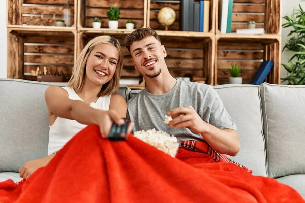 Jong Kaukasisch Paar Glimlachen Gelukkig Kijken Film Eten Popcorn Thuis — Stockfoto