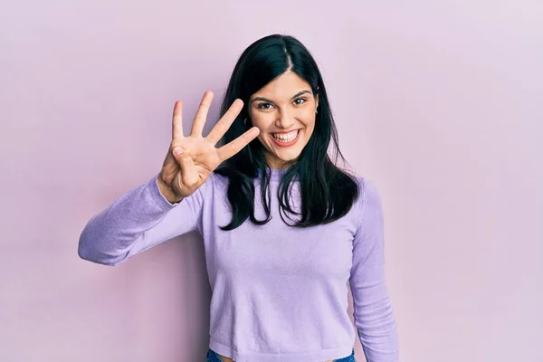 Молода Іспаномовна Жінка Повсякденному Одязі Показуючи Вказуючи Пальцями Номер Чотири — стокове фото