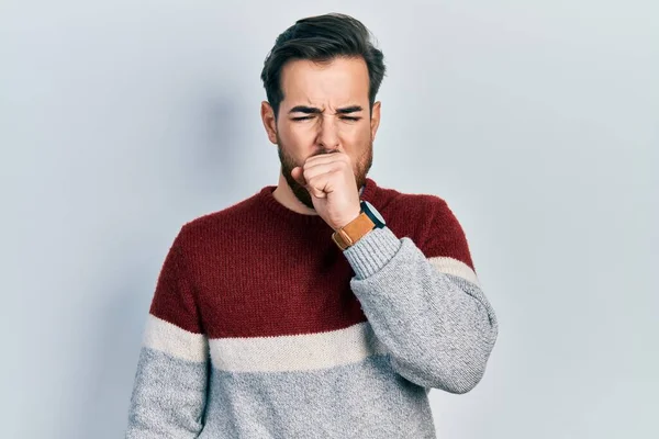 가벼운 스웨터 수염을 기르는 병리학자는 감기나 기관지염 상으로 불편하고 기침을 — 스톡 사진