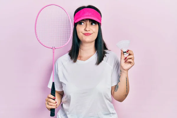 Jonge Spaanse Vrouw Met Badminton Racket Shuttlecock Glimlachen Kijken Naar — Stockfoto