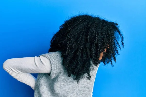 Mujer Afroamericana Con Cabello Afro Vistiendo Suéter Casual Invierno Sufriendo —  Fotos de Stock