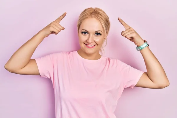 Jonge Blonde Vrouw Draagt Casual Roze Shirt Glimlachen Wijzen Naar — Stockfoto