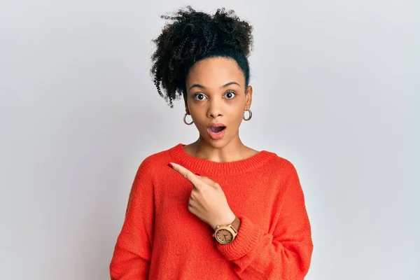 Young African American Girl Wearing Casual Clothes Surprised Pointing Finger — Stock Photo, Image