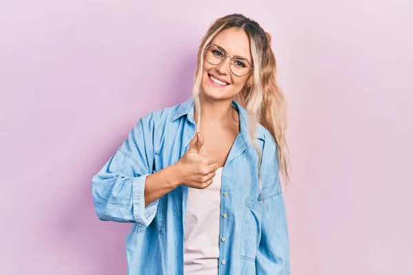 Mooie Jonge Blonde Vrouw Draagt Casual Kleding Een Bril Doet — Stockfoto