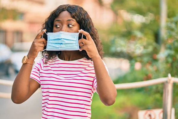 Νεαρή Αφροαμερικανή Που Φοράει Προστατευτική Ιατρική Μάσκα Και Στέκεται Στο — Φωτογραφία Αρχείου