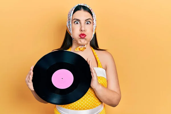 Mujer Hispana Joven Usando Pin Estilo Sosteniendo Discos Vinilo Soplando — Foto de Stock