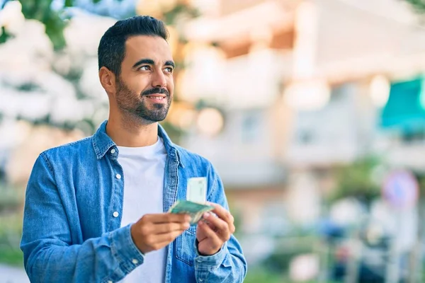 Giovane Uomo Ispanico Sorridente Felice Contando Rupia Indiana Alla Città — Foto Stock