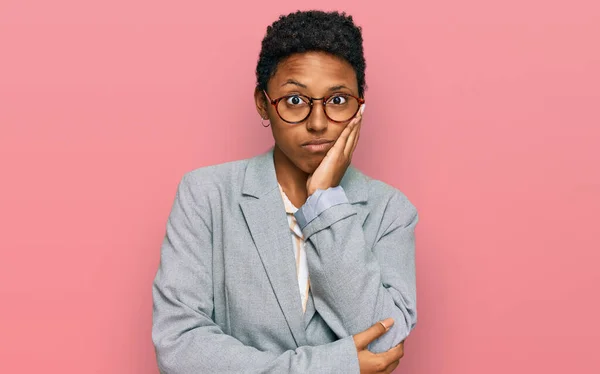 若いアフリカ系アメリカ人の女性は ビジネス服を着て疲れているように見え 両腕を組んでうつ病の問題に退屈 — ストック写真