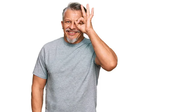 Hombre Pelo Gris Mediana Edad Vistiendo Ropa Casual Sonriendo Feliz —  Fotos de Stock