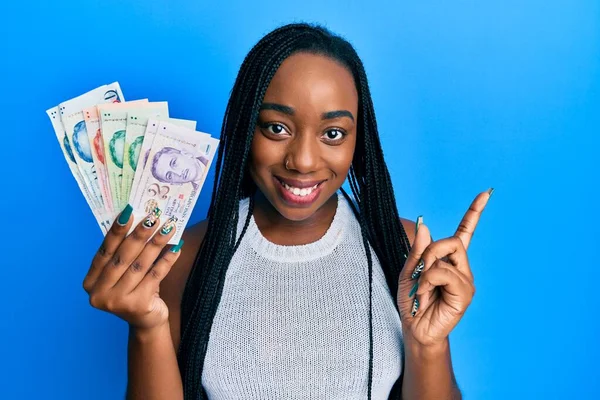 Mladá Africká Americká Žena Držící Singapurské Dolary Bankovky Úsměvem Ukazující — Stock fotografie