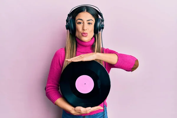 Jovem Hispânica Ouvindo Música Usando Fones Ouvido Segurando Disco Vinil — Fotografia de Stock