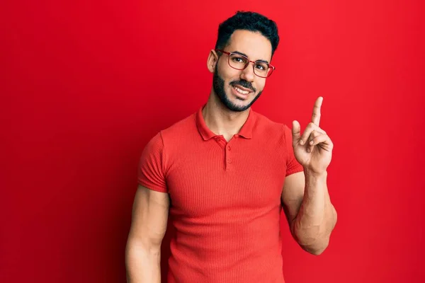 Jeune Homme Hispanique Portant Des Vêtements Décontractés Des Lunettes Montrant — Photo