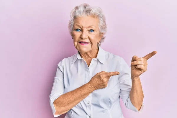 Ältere Grauhaarige Frau Lässiger Kleidung Lächelt Und Blickt Mit Zwei — Stockfoto