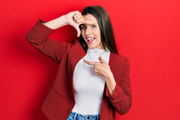 Joven Adolescente Morena Con Chaqueta Negocios Sonriente Haciendo Marco Con —  Fotos de Stock