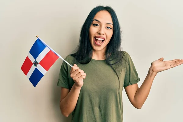 Fiatal Spanyol Lány Kezében Dominikai Köztársaság Zászló Ünnepli Teljesítmény Boldog — Stock Fotó