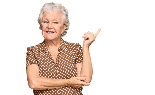 Mujer Mayor Pelo Gris Vistiendo Ropa Casual Sonriendo Feliz Señalando — Foto de Stock