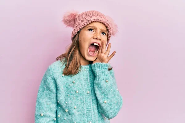Kleines Schönes Mädchen Wollpullover Und Niedlichem Wintermütze Schreit Und Schreit — Stockfoto