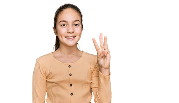 Piękna Brunetka Dziewczynka Nosi Luźny Sweter Pokazując Wskazując Palcem Numer — Zdjęcie stockowe