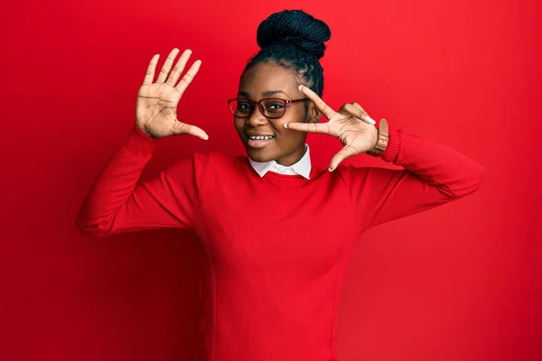 Jovem Afro Americana Vestindo Roupas Casuais Óculos Mostrando Apontando Para — Fotografia de Stock