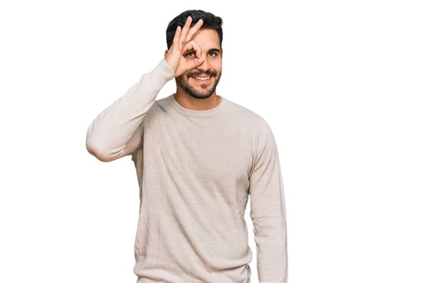 Νεαρός Ισπανόφωνος Άνδρας Φορώντας Casual Ρούχα Κάνει Εντάξει Χειρονομία Χέρι — Φωτογραφία Αρχείου