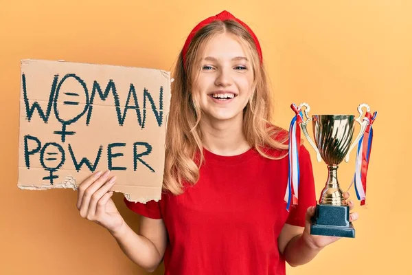 Hermosa Chica Caucásica Joven Sosteniendo Bandera Poder Mujer Trofeo Sonriendo —  Fotos de Stock