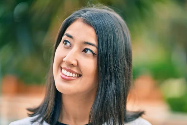 Joven Mujer Hispana Sonriendo Feliz Caminando Parque —  Fotos de Stock