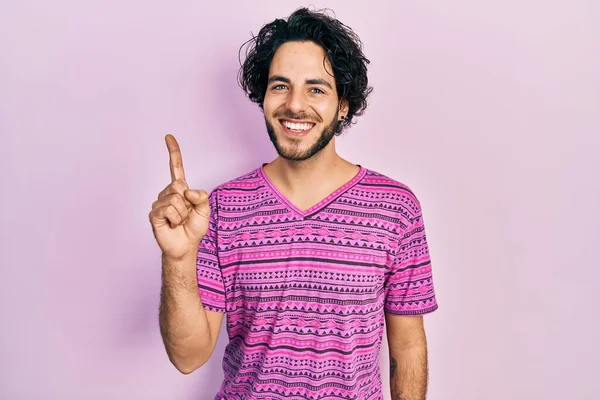 英俊的惊慌失措的男人穿着休闲的粉色T恤 带着第一指尖 面带微笑 自信而快乐 — 图库照片