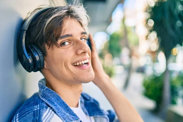 Jovem Hispânico Sorrindo Feliz Usando Fones Ouvido Cidade — Fotografia de Stock