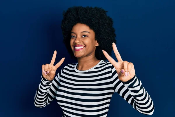 Молода Афроамериканська Жінка Одягнена Повсякденний Одяг Посміхається Дивлячись Камеру Показує — стокове фото