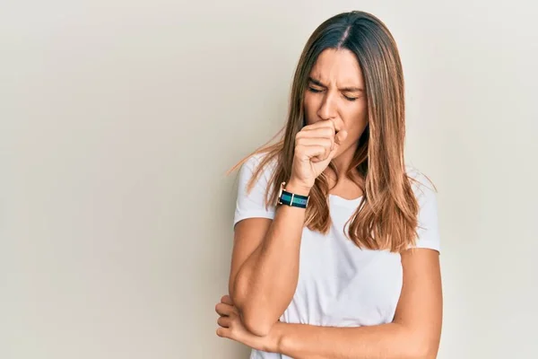 Brunette Jonge Vrouw Draagt Casual Witte Shirt Gevoel Onwel Hoesten — Stockfoto