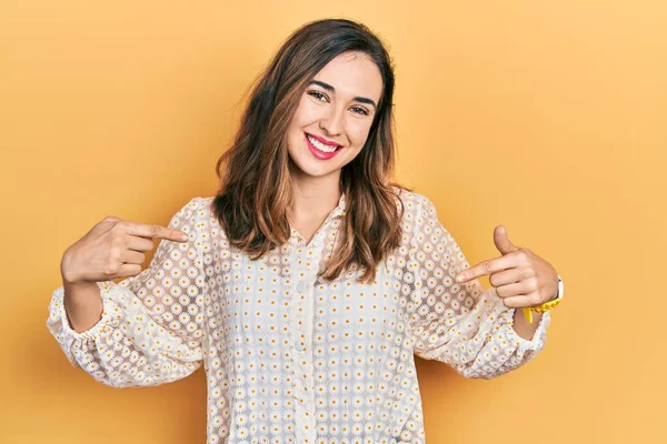 Menina Hispânica Jovem Vestindo Roupas Casuais Olhando Confiante Com Sorriso — Fotografia de Stock