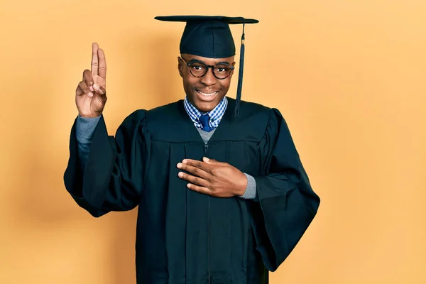 Молодий Афроамериканець Одягнений Випускний Кашкет Обрядовий Одяг Посміхається Рукою Груди — стокове фото