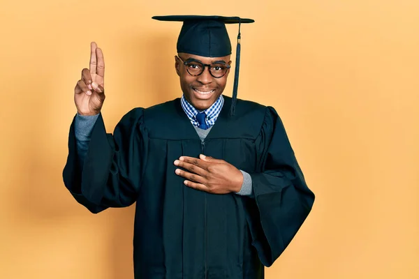 Jeune Homme Afro Américain Portant Une Casquette Graduation Une Robe — Photo