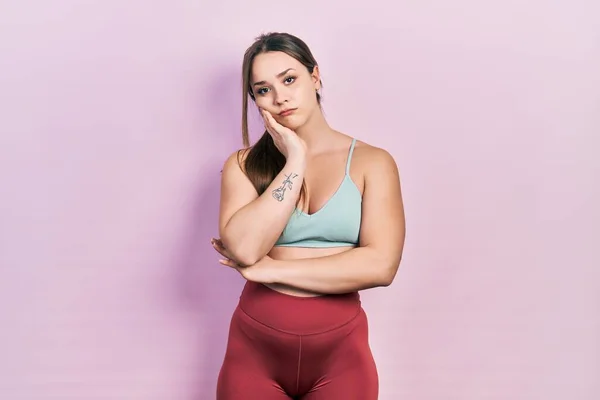 Jong Latino Meisje Dragen Sportkleding Denken Kijken Moe Verveeld Met — Stockfoto