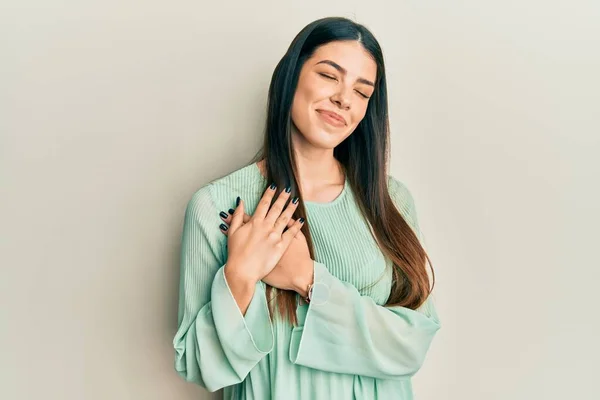 Jeune Femme Hispanique Portant Des Vêtements Décontractés Souriant Avec Les — Photo