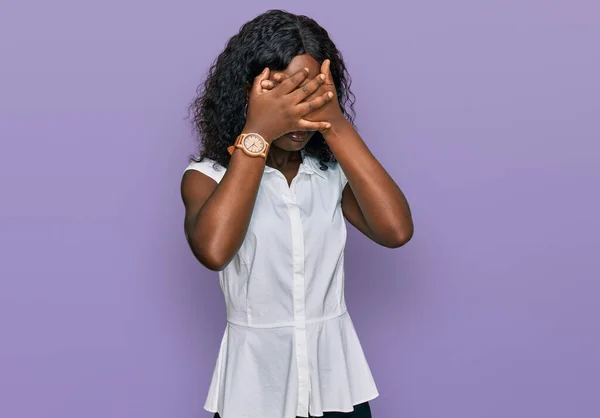 Mooie Afrikaanse Jonge Vrouw Draagt Casual Kleding Met Droevige Uitdrukking — Stockfoto