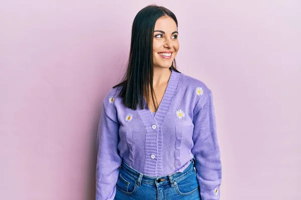 Mujer Morena Joven Con Cárdigan Primavera Con Estampado Flores Mirando — Foto de Stock