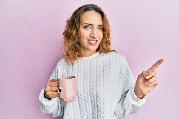 Jonge Blanke Vrouw Met Kopje Thee Glimlachend Vrolijk Wijzend Met — Stockfoto